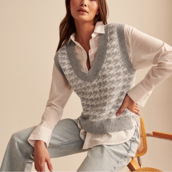 Abercrombie & Fitch Sweaters - Abercrombie & Fitch Gray and Cream Houndstooth V-Neck Sweater Vest Size S